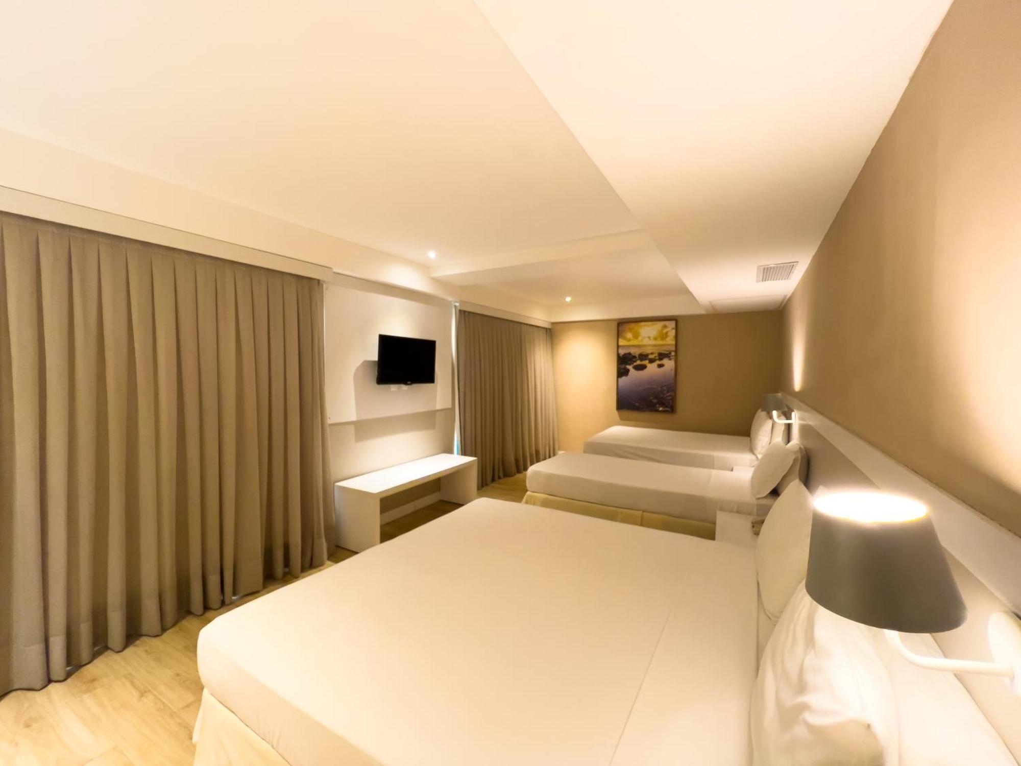Family Room,1557011446:JPEG