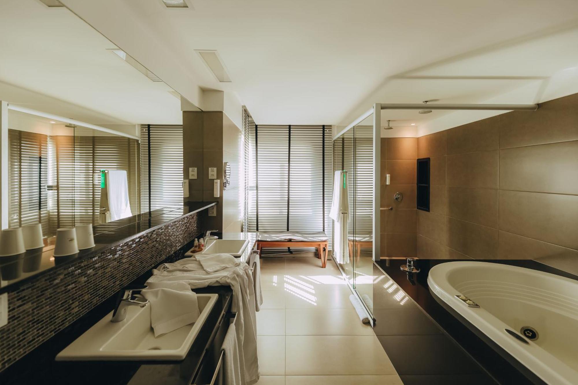 Suite with Hot Tub,1583684438:JPEG